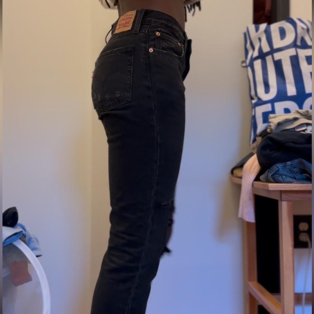 Women's Black Distressed Levi’s Jeans